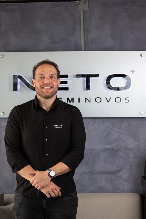 Acioni Souza Neto, fundador da Neto Seminovos, na loja em Kobrasol
